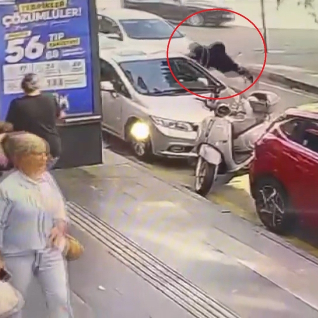 Samsun'da yaşlı kadın ile torununa otomobilin çarptığı anlar kamerada