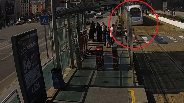 Raylara atlayan küçük kızı tişörtünden çekerek kurtardı