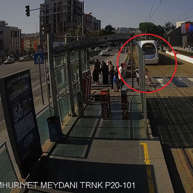 Raylara atlayan küçük kızı tişörtünden çekerek kurtardı