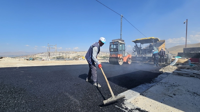 Battalgazi'de kırsal ve merkez mahallelerde asfalt çalışmaları sürüyor