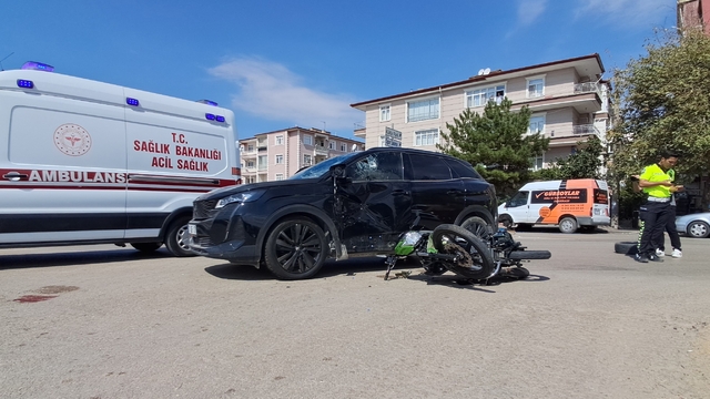 Otomobil ile motosiklet çarpıştı: 1 ağır yaralı