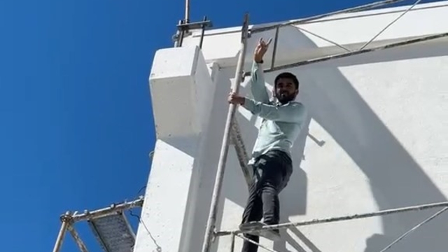 Ters dönen Türk bayrağını görünce dayanamadı, 10 metre yüksekliğindeki iskeleye tırmandı