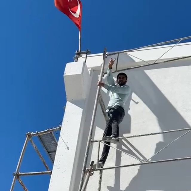 Ters dönen Türk bayrağını görünce dayanamadı, 10 metre yüksekliğindeki iske...