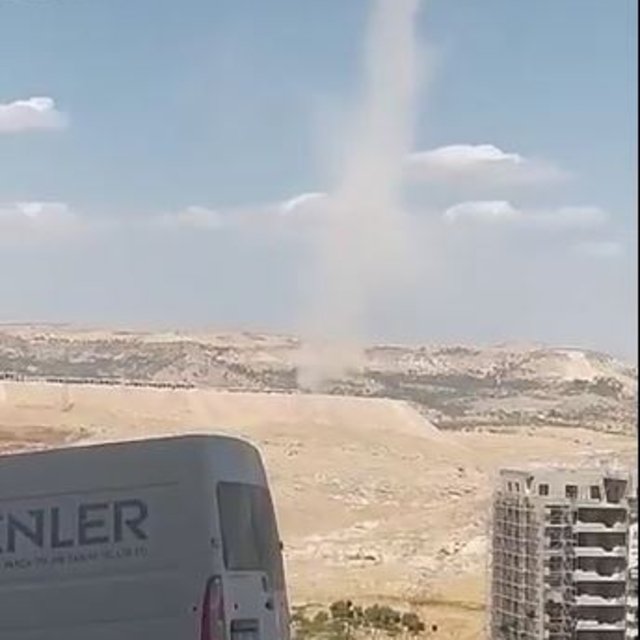 Mardin'de arazide oluşan hortum kamerada