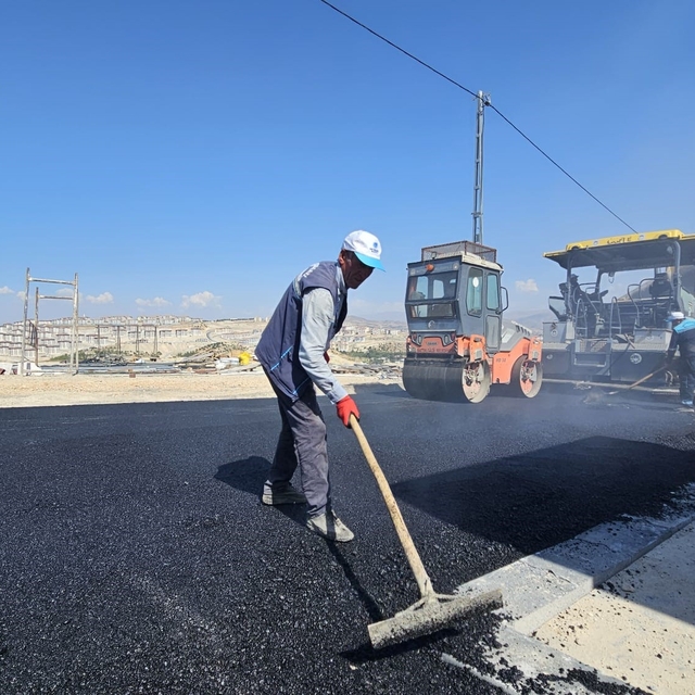 Battalgazi'de kırsal ve merkez mahallelerde asfalt çalışmaları sürüyor