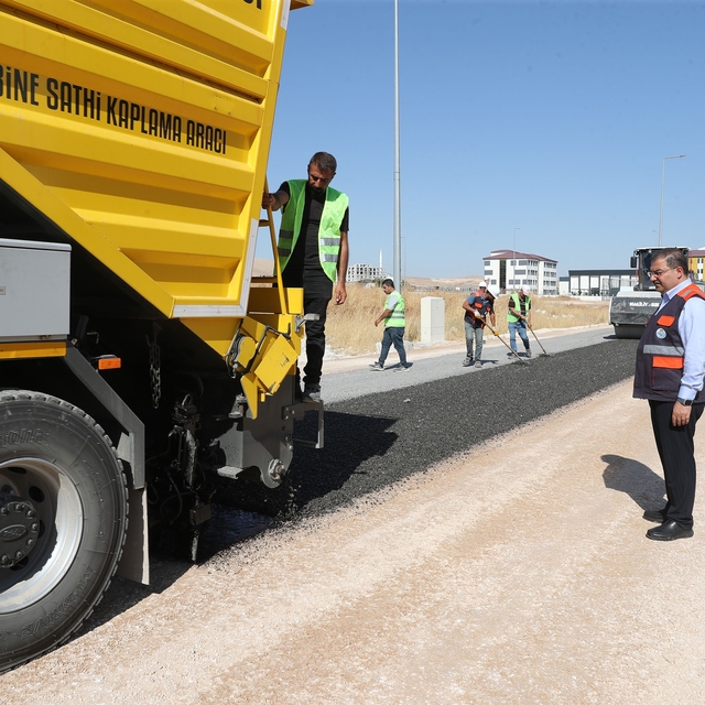 Kendi asfaltını üretip kendi yolunu yapıyor