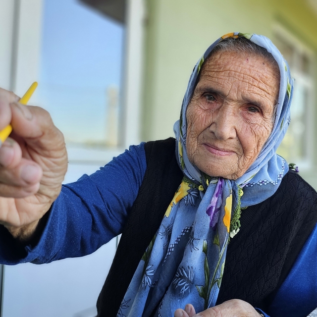 81 yaşında yaşıtlarına taş çıkartıyor: Fırçayı elinden düşürmüyor
Televizyo...