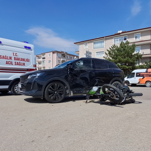 Otomobil ile motosiklet çarpıştı: 1 ağır yaralı