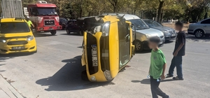 Konya'da iki araçlı kazada ticari taksi devrildi: 1 yaralı