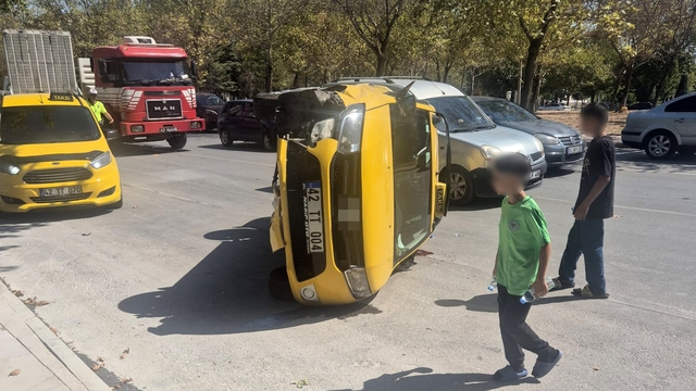 Konya'da iki araçlı kazada ticari taksi devrildi: 1 yaralı
