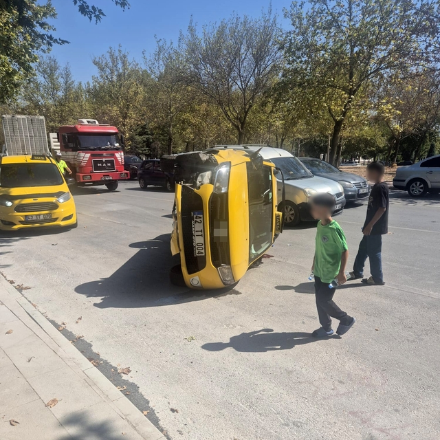 Konya'da iki araçlı kazada ticari taksi devrildi: 1 yaralı