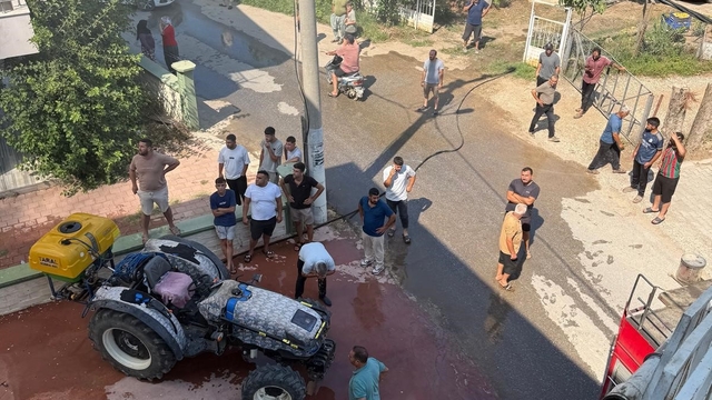 Ev yangınına ilk müdahaleyi ilaçlama motorlarına koydukları suyla yaptılar
Yangında evin iki odası kullanılamaz hale geldi