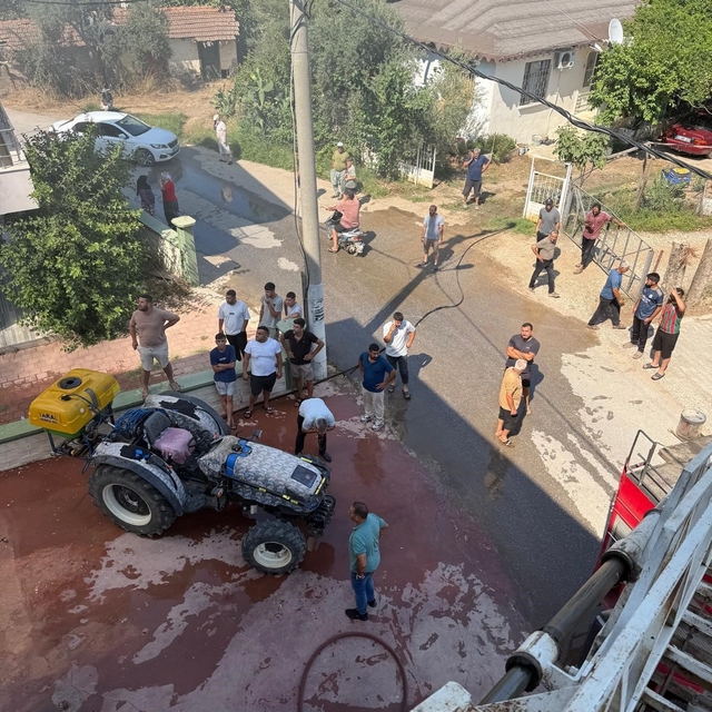Ev yangınına ilk müdahaleyi ilaçlama motorlarına koydukları suyla yaptılar...