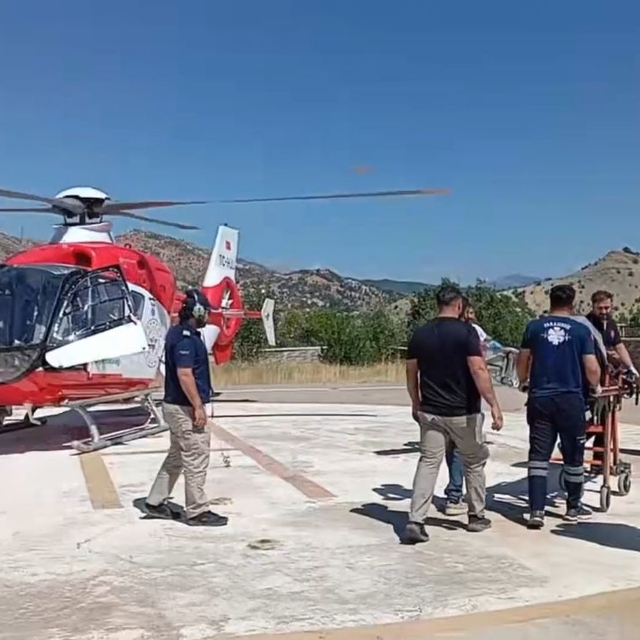 Tunceli'de parmaklarından yaralanan kadın, ambulans helikopterle sevk edild...