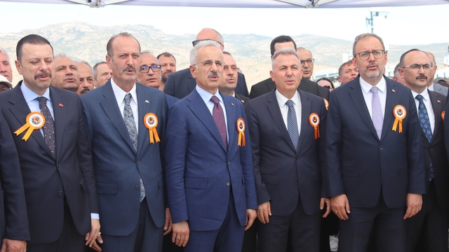 Bakan Uraloğlu: "Mirasımıza kazandırdığımız tarihi köprülerin sayısı 532'ye ulaştı"
Bakan Uraloğlu, Menemen'de Tarihi Gediz Köprüsü açılışına katıldı