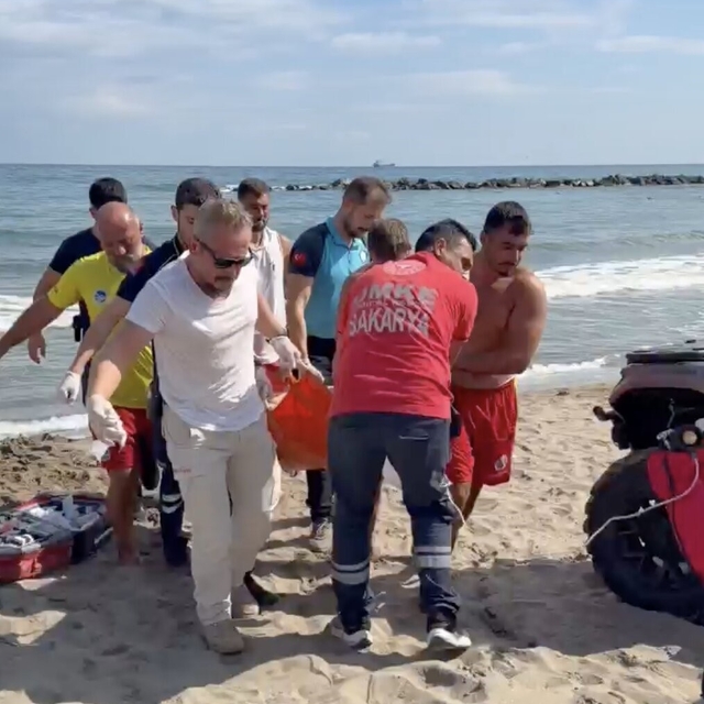 Denizde hareketsiz bulunan vatandaş için dakikalarca kalp masajı yapıldı