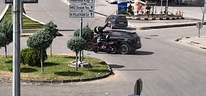 Otomobille motosikletin çarpıştığı kaza kamerada: Sürücü böyle savruldu