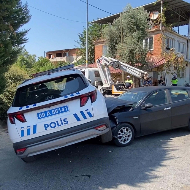 Polis aracıyla otomobil çarpıştı; 2 yaralı