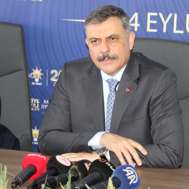 Bakan Çiftçi, Ertuğrul Gazi Türbesi'ni ziyaret etti (2)