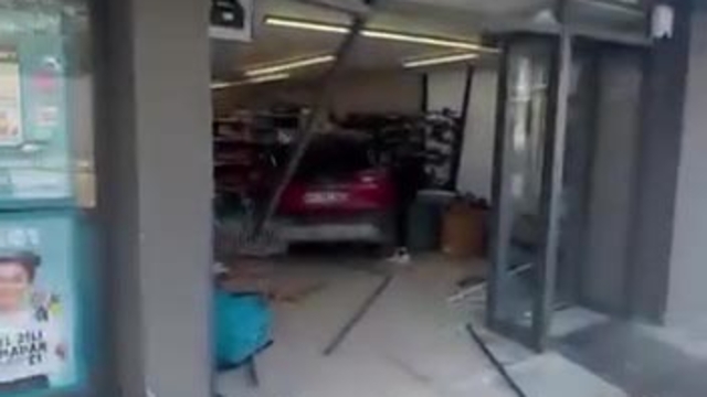 Otomobil markete girdi