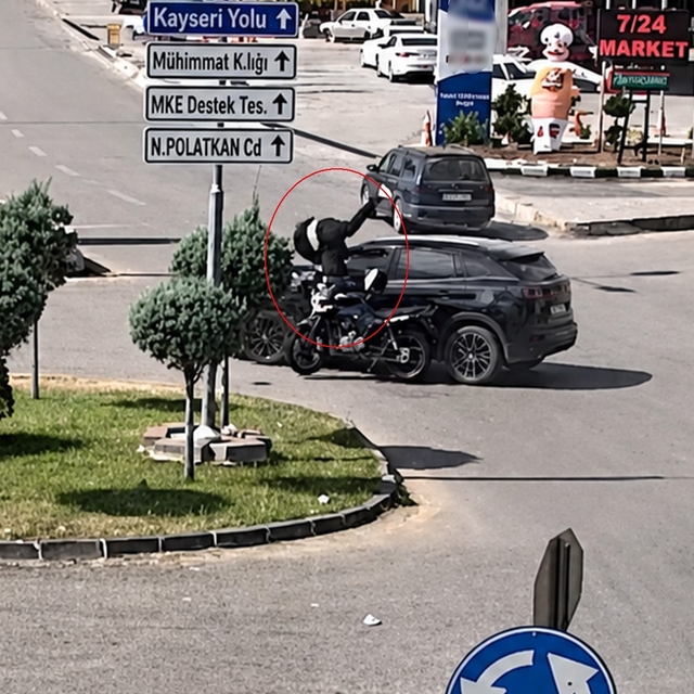 Otomobille motosikletin çarpıştığı kaza kamerada: Sürücü böyle savruldu