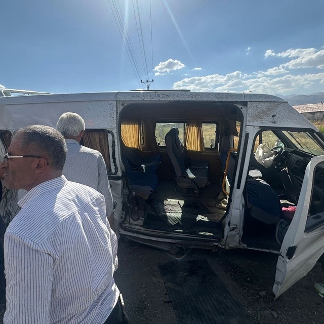 Yüksekova'da minibüs, kapağı açık bırakılan rögar çukuruna çarptı: 6 yaralı