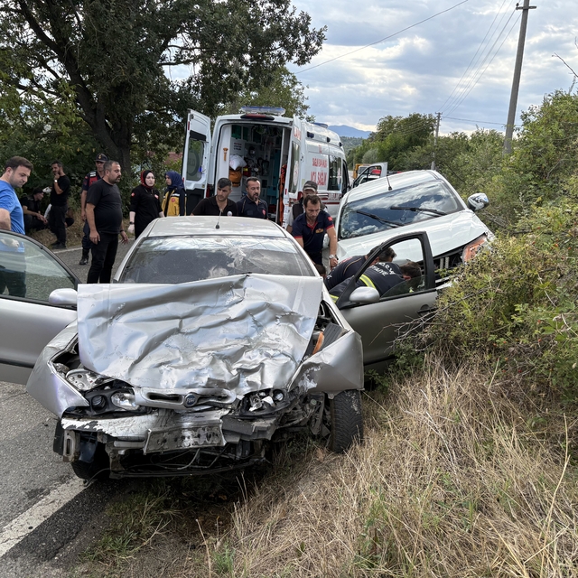 Kastamonu'da kamyonet ile otomobil çarpıştı: 4 yaralı