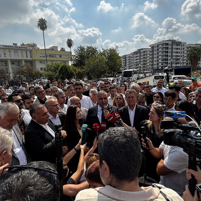 Yüreğir Belediyesi önünde başkan vekilliği kararına tepki