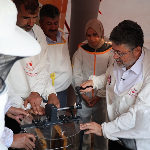 Bakan Yumaklı: "Dünyada arıcılıkta 2. sıradayız"
"Türkiye'de yaklaşık 9 mil...