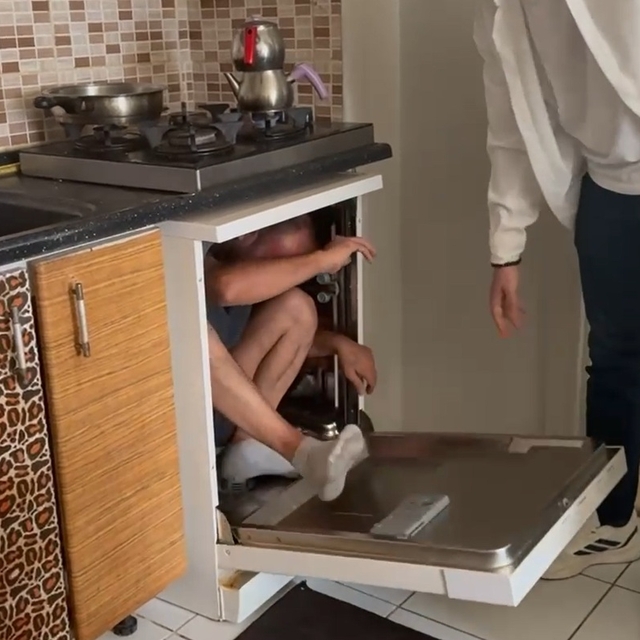 31 yıl hapis cezasıyla aranıyordu, bulaşık makinesinde saklanırken yakaland...