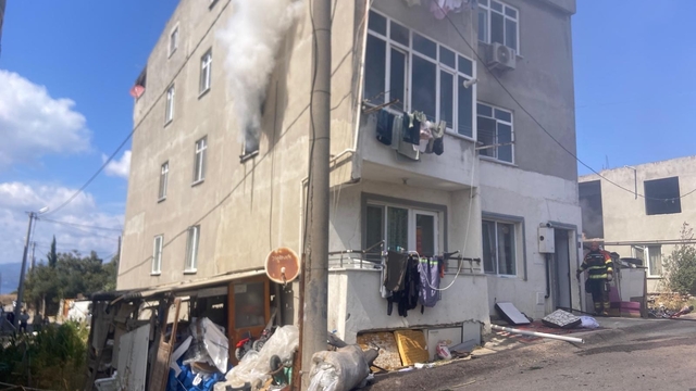 Bandırma'da apartman yangını itfaiye ekiplerince söndürüldü