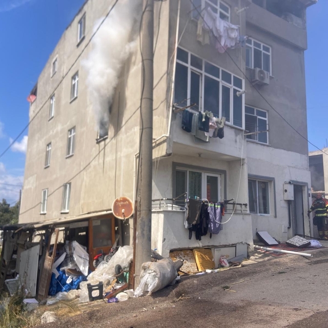Bandırma'da apartman yangını itfaiye ekiplerince söndürüldü