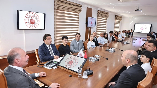 Vali Çalgan, LGS ve YKS'de dereceye giren öğrencilere övgü: "Siz bizim yüz akımızsınız"