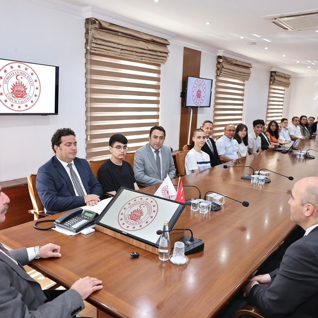 Vali Çalgan, LGS ve YKS'de dereceye giren öğrencilere övgü: "Siz bizim yüz...