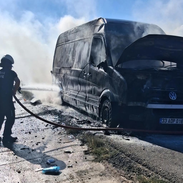 Amasya'da hırdavat malzemesi yüklü kamyonette yangın çıktı