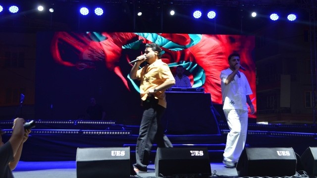 Selendi'de sahne alan Tefo & Seko gençleri coşturdu