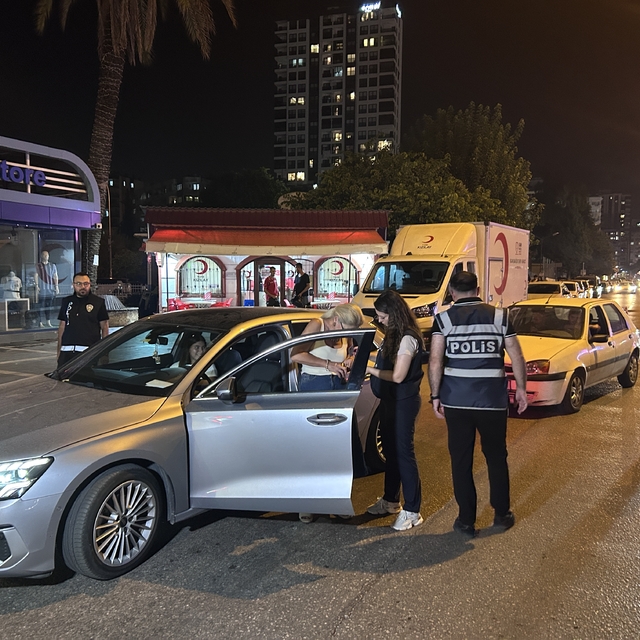 Adana'da 1594 polisle 'Huzur ve Güven' uygulaması; aranan 38 şüpheli yakala...