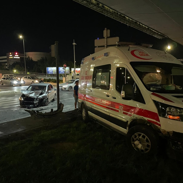 Kayseri'de ambulans ile otomobil çarpıştı; 6 yaralı