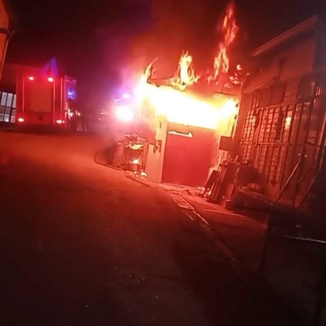 Mobilya atölyesinde çıkan yangın söndürüldü