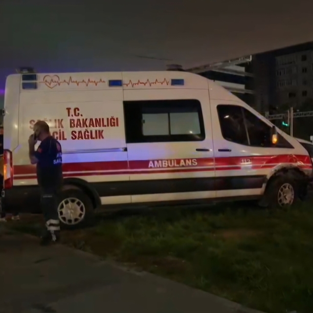Ambulans ile otomobil çarpıştı: 6 yaralı