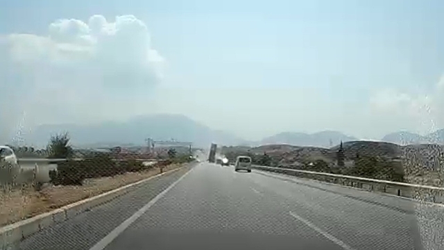 Tırın açık unutulan tırı dorsesi, EDS levhasını yerinden söktü