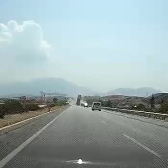 Tırın açık unutulan tırı dorsesi, EDS levhasını yerinden söktü