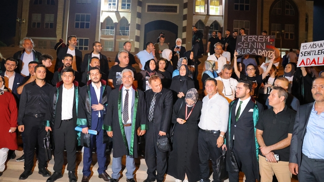 Ayser Çalık Ortaokulu davasında saldırganın annesi tahliye edildi, aileler tepki gösterdi
Ailelerin avukatı Özcan Kara: "Saldırganın annesinin tahliyesine itiraz edeceğiz, ayrıca hakimler hakkında reddi hakim talebinde bulunacağız"