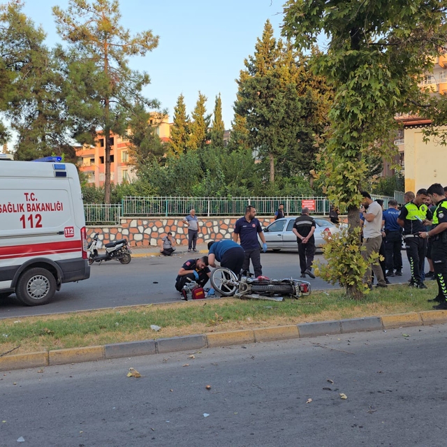 Refüjdeki ağaca çarparak devrilen motosikletin sürücüsü hayatını kaybetti