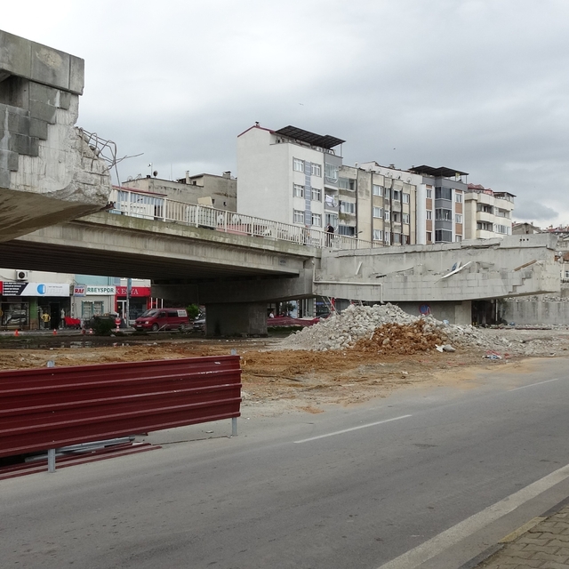 Trabzon'da Reşadiye Viyadüğünde yıkım çalışmaları sürüyor