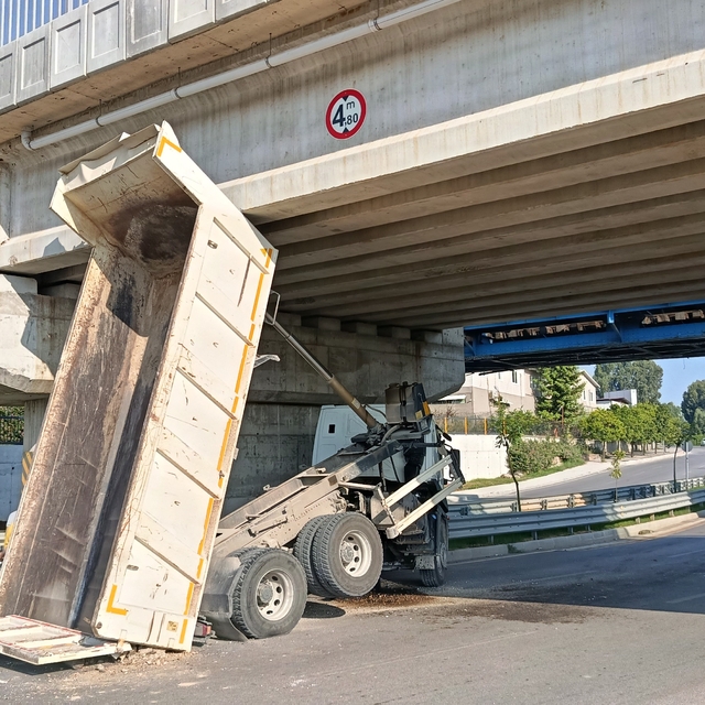 ASKİ kamyonunun damperi köprüde takılı kaldı