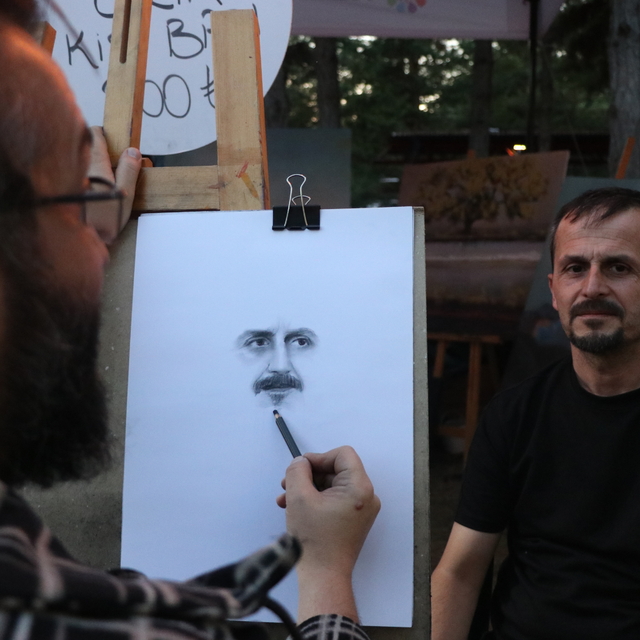 Çocukken izlediği ressam Bob Ross'dan etkilendi, canlı model portre sanatçı...