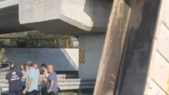 Kamyonun açılan damperi, köprüye takıldı