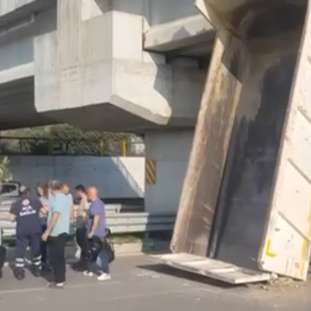 Kamyonun açılan damperi, köprüye takıldı
