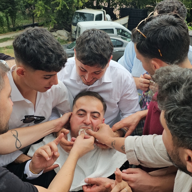 Bursa'da asırlık düğün geleneği: 200 metreyi 4 saatte geçtiler
Damat yolun...